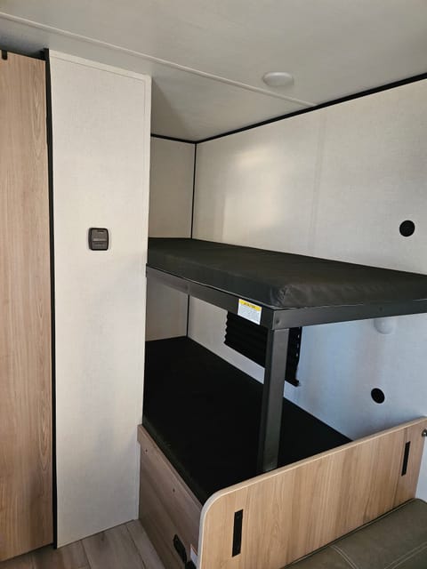 Family Friendly, Lightweight, Clean and Neat Coleman 17b Towable trailer in Riverside