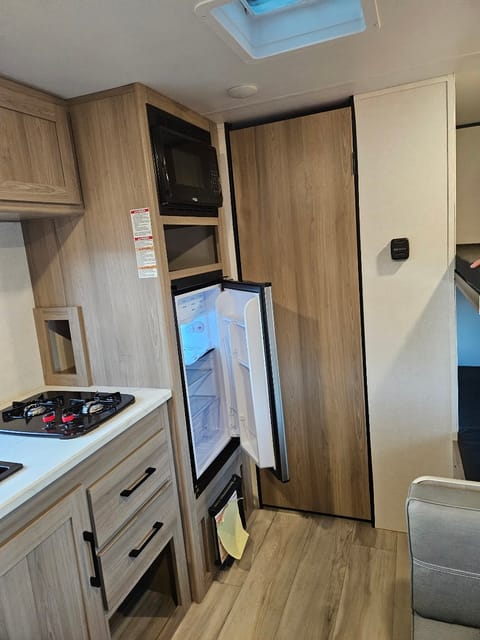 Family Friendly, Lightweight, Clean and Neat Coleman 17b Towable trailer in Riverside