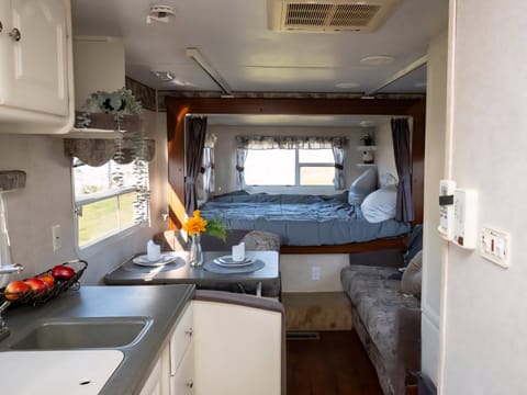 Cute, fully stocked Keystone Outback with rear slide sleeps 6 Towable trailer in Hillsboro