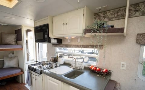 Cute, fully stocked Keystone Outback with rear slide sleeps 6 Towable trailer in Hillsboro