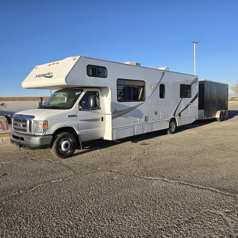 Thor Majestic 28' Motorhome - Class C RV Drivable vehicle in Springfield