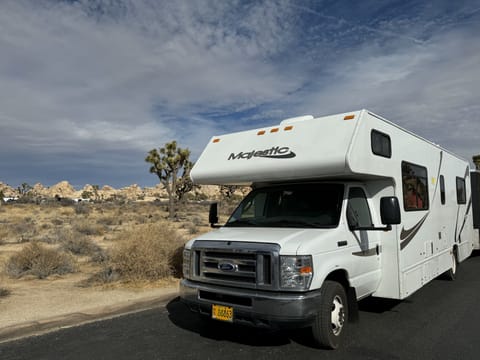 Thor Majestic 28' Motorhome - Class C RV Drivable vehicle in Springfield