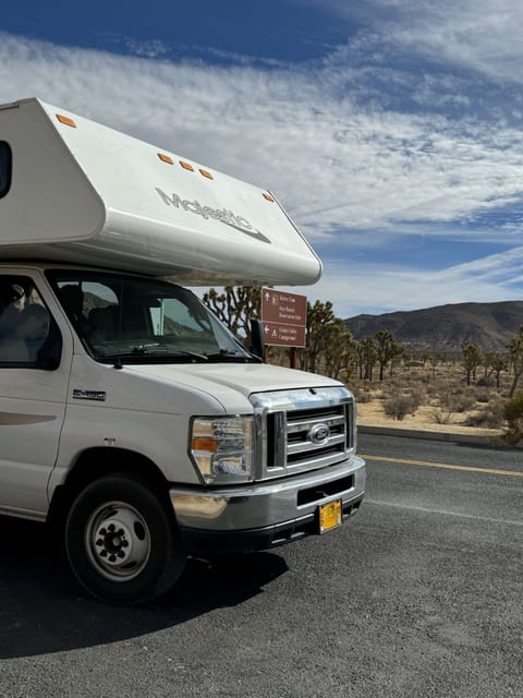 Thor Majestic 28' Motorhome - Class C RV Drivable vehicle in Springfield