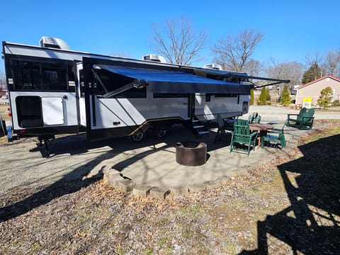 2 Fireplaces and a Secret Bunk Room! Towable trailer in Pioneer Village