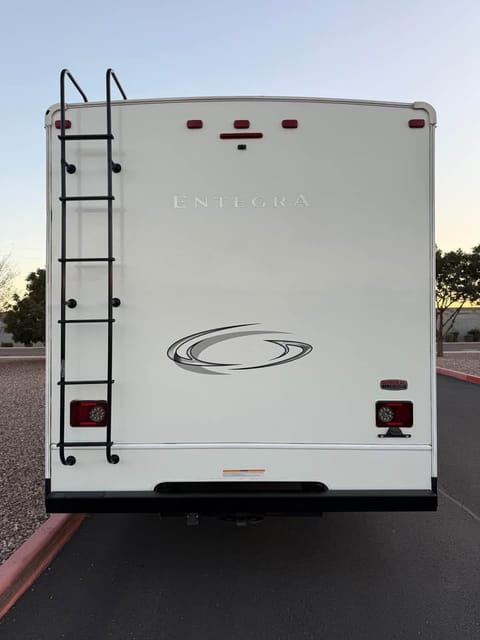 "Princess Leia - Defender of Freedom" Odyssey 27U Drivable vehicle in Albuquerque