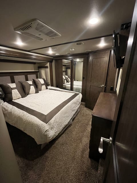 Luxurious & Spacious 43' 5th Wheel Drivable vehicle in Spring Branch