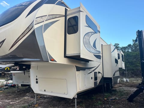 Luxurious & Spacious 43' 5th Wheel Drivable vehicle in Spring Branch