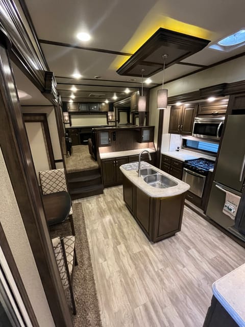 Luxurious & Spacious 43' 5th Wheel Drivable vehicle in Spring Branch
