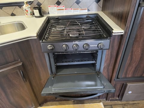 Gas stove and large working oven