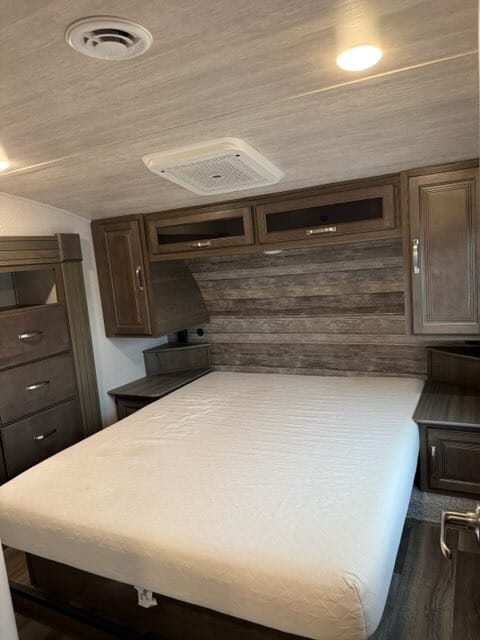 2023 Keystone Cougar High Country Fifth-Wheel 28 Towable trailer in New Braunfels