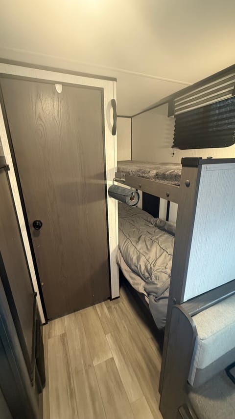 21' Off Grid Camper - Sleeps 5 Towable trailer in Arvada