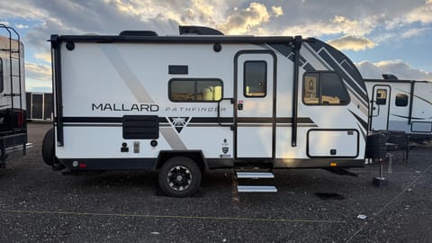 21' Off Grid Camper - Sleeps 5 Towable trailer in Arvada