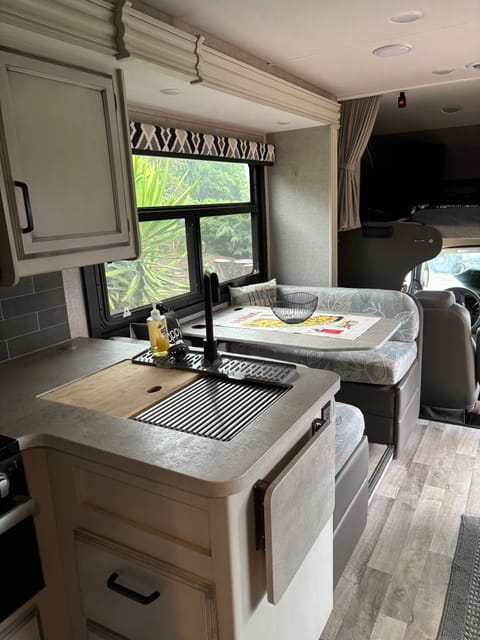 Excellent well equipped Class C RV, sleeps 5 comfortably Drivable vehicle in Casa De Oro-Mount