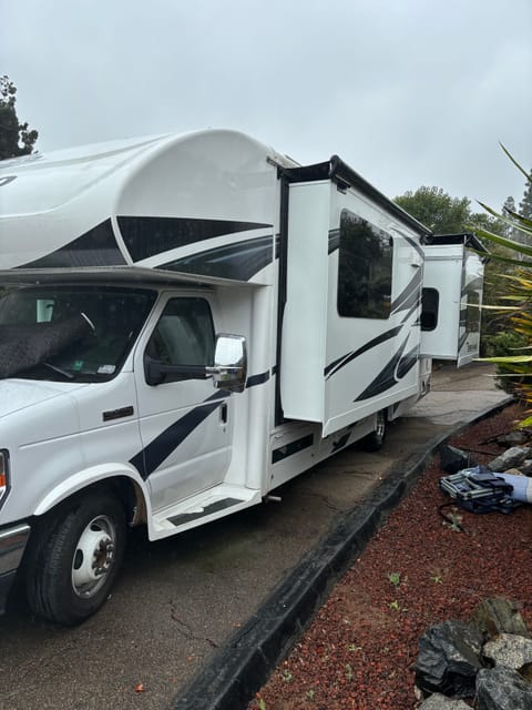 Excellent well equipped Class C RV, sleeps 5 comfortably Drivable vehicle in Casa De Oro-Mount