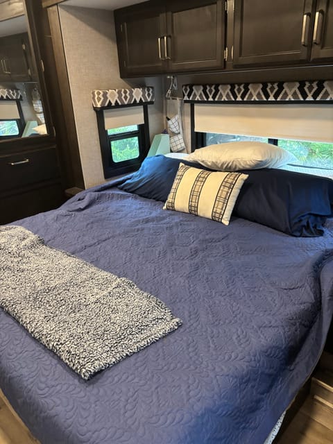Excellent well equipped Class C RV, sleeps 5 comfortably Drivable vehicle in Casa De Oro-Mount