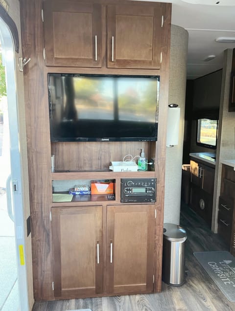 Retro Explorer - 22 ft travel trailer, Sleeps 4 with private bedroom Towable trailer in Spokane Valley