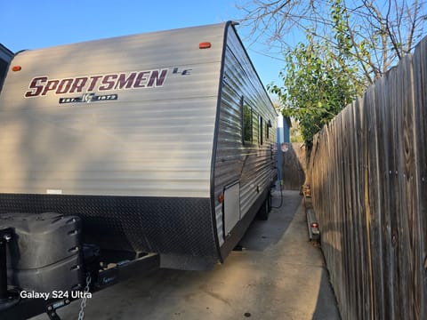 Get Out of Town 2017 K-Z Manufacturing Sportsmen Towable trailer in Schertz