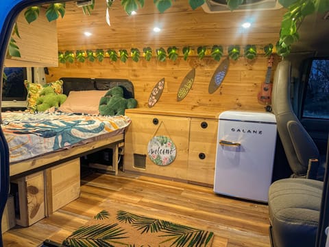 The Island Hopper - Tropical Oasis W/ Tons of Solar Power! Campervan in Hillsboro