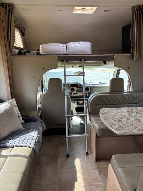 2019 Thor Motorcoach - Sleeps 10(bunks) - Includes Everything needed!! Drivable vehicle in Vancouver