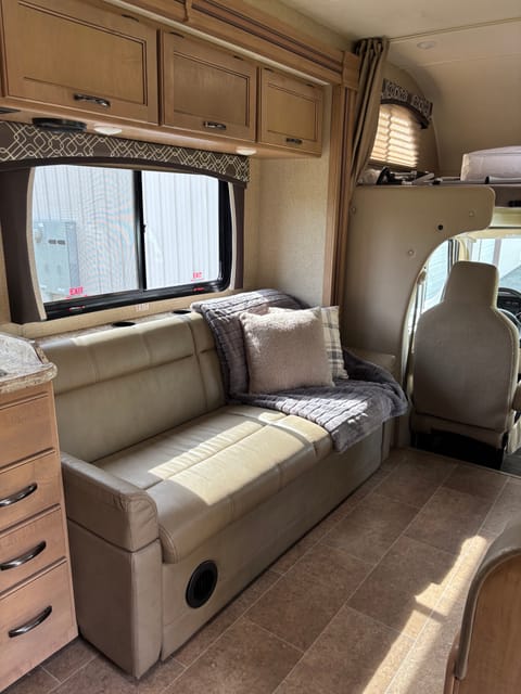 2019 Thor Motorcoach - Sleeps 10(bunks) - Includes Everything needed!! Drivable vehicle in Vancouver