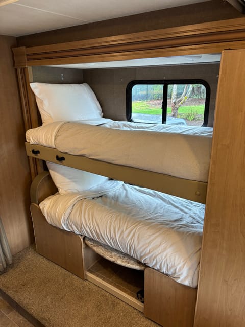 2019 Thor Motorcoach - Sleeps 10(bunks) - Includes Everything needed!! Drivable vehicle in Vancouver