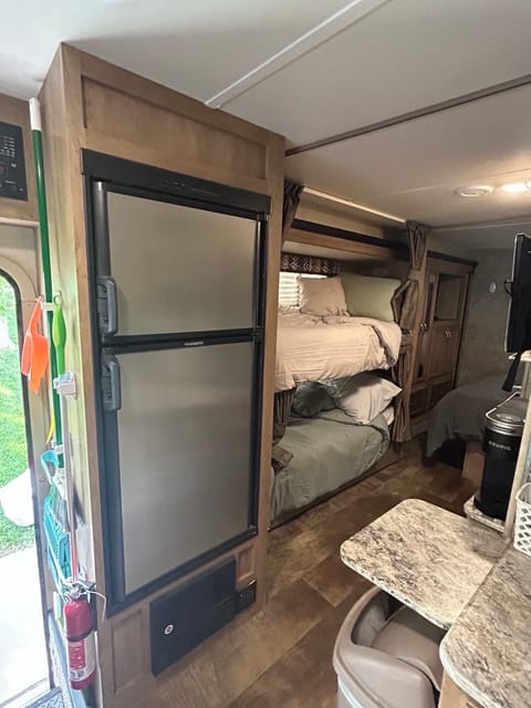 Enjoy your Conquest - 32' Gulf Stream Conquest (2018) - Fully Stocked! Drivable vehicle in Northglenn