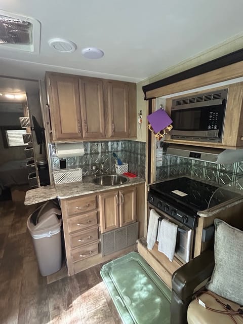 Enjoy your Conquest - 32' Gulf Stream Conquest (2018) - Fully Stocked! Drivable vehicle in Northglenn