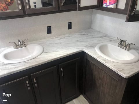 4 Season Fifth Wheel for Temporary Housing / Weekly Glamping Towable trailer in Cincinnati