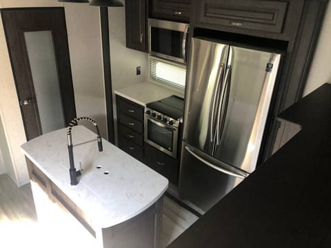 4 Season Fifth Wheel for Temporary Housing / Weekly Glamping Towable trailer in Cincinnati