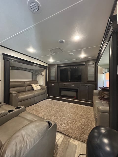 4 Season Fifth Wheel for Temporary Housing / Weekly Glamping Towable trailer in Cincinnati