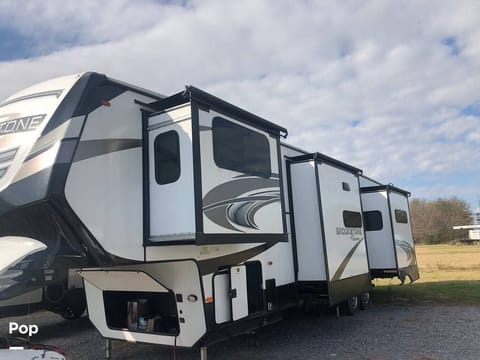 4 Season Fifth Wheel for Temporary Housing / Weekly Glamping Towable trailer in Cincinnati