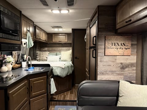 Explore in Style – Thor RV w/ Starlink, & CarPlay! Drivable vehicle in Lago Vista