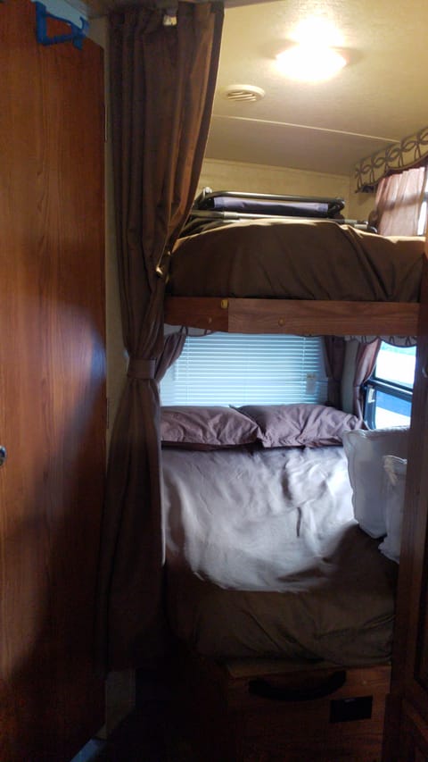 2 full size bunk beds