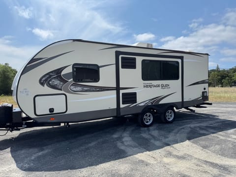 Nice, clean and ready to camp - Travel Trailer with large bathroom! Towable trailer in Cloverdale