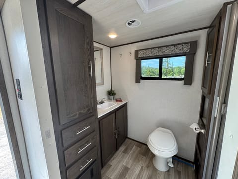 Nice, clean and ready to camp - Travel Trailer with large bathroom! Towable trailer in Cloverdale