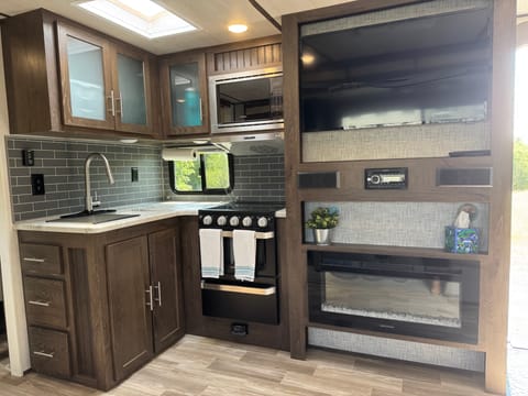 Nice, clean and ready to camp - Travel Trailer with large bathroom! Towable trailer in Cloverdale