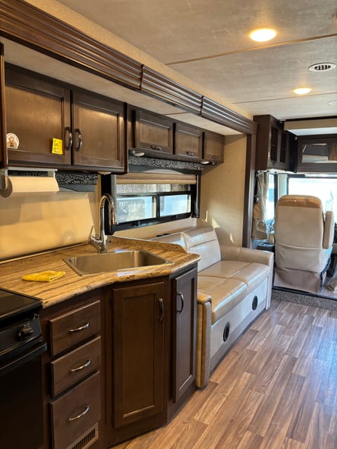 Thor A.C.E. LOW PRICED MILES AND LOW DEPOSIT Drivable vehicle in Rialto