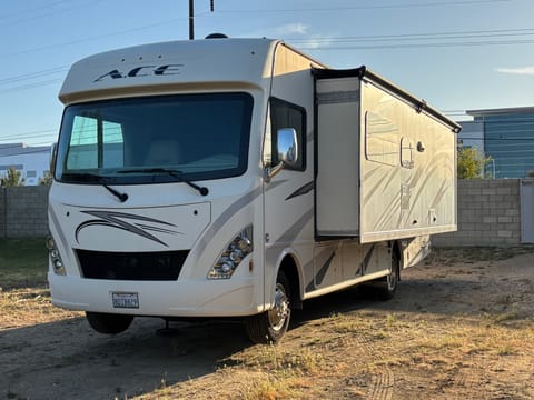 Thor A.C.E. LOW PRICED MILES AND LOW DEPOSIT Drivable vehicle in Rialto