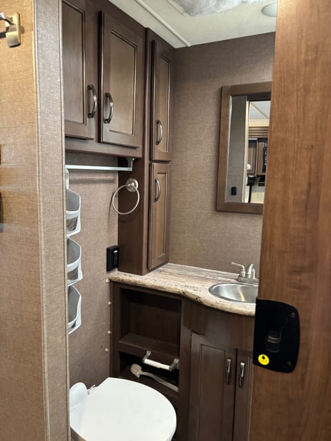 Thor A.C.E. LOW PRICED MILES AND LOW DEPOSIT Drivable vehicle in Rialto