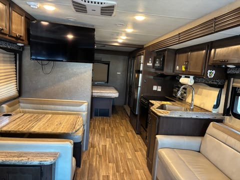 Thor A.C.E. LOW PRICED MILES AND LOW DEPOSIT Drivable vehicle in Rialto