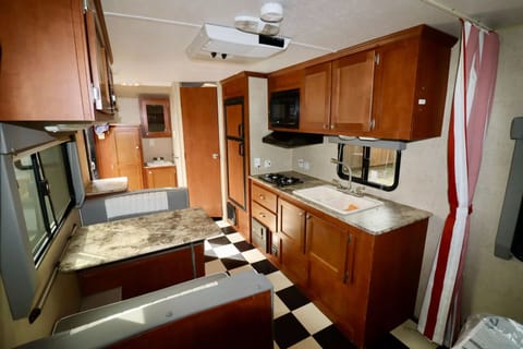 "ROXANNE" Classic Camp Companion Towable trailer in Sherwood