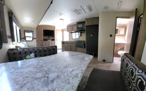 Family-Friendly Camping Trailer – Sleeps 8–10. Delivery available! Towable trailer in Folsom