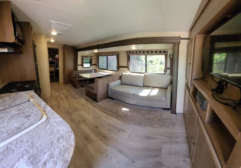 Family-Friendly Camping Trailer – Sleeps 8–10. Delivery available! Towable trailer in Folsom