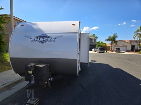 2021 Shasta 26DB [No Towing - We Do It All 4 You] Towable trailer in Temecula