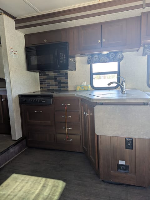 Forest River Class C Sunseeker 32 foot Motorhome Drivable vehicle in Pueblo West