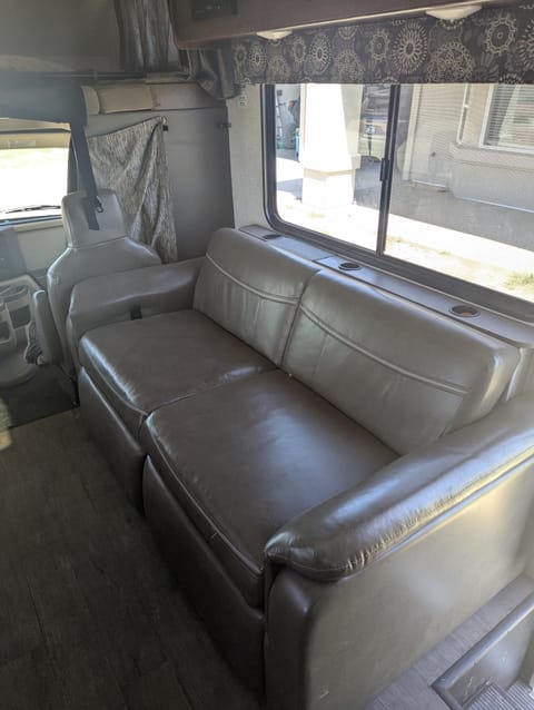 Forest River Class C Sunseeker 32 foot Motorhome Drivable vehicle in Pueblo West