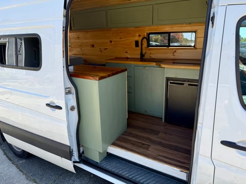 Nomad’s Paradise: Elegant Rolling Oasis with Cozy Comfort +Wifi Drivable vehicle in Oakland