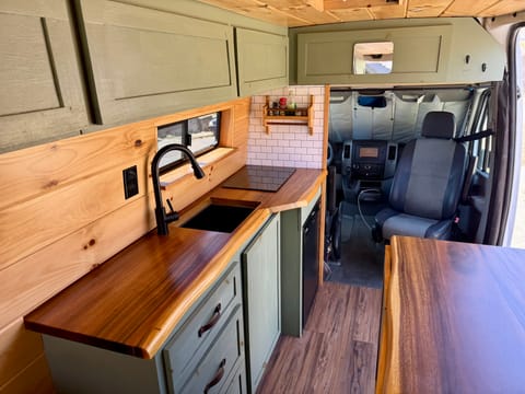 Nomad’s Paradise: Elegant Rolling Oasis with Cozy Comfort +Wifi Drivable vehicle in Oakland