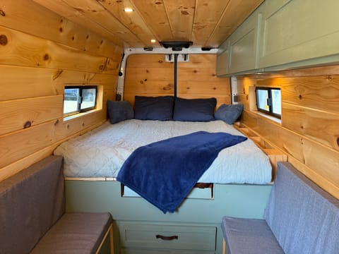 Nomad’s Paradise: Elegant Rolling Oasis with Cozy Comfort +Wifi Drivable vehicle in Oakland
