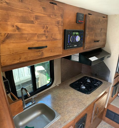 4x4 RAM 3500HD with Lance Truck Camper (STARLINK INTERNET) Drivable vehicle in Nanaimo